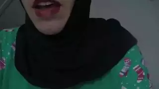 أم عربية مثيرة تسيطر على الديوث بثلاثي مع قضيب أسود كبير