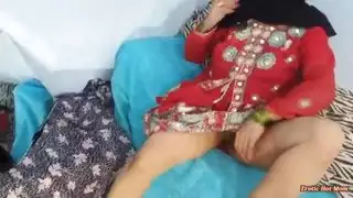 فتاة مسلمة تأخذ إيلاج مزدوج في مشهد إباحي