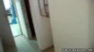 يتم توسيع كس الفتاة الصغيرة إلى الحد الأقصى بواسطة قضيب كبير صلب