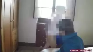 فتاة عربية مغرية تمص القضيب بعمق مقابل المال في فيلم بورن صريح