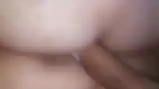 لاتينية غريبة تأخذ الحمولة في حلقها في فيلم صريح