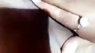 إباحي عنيف: فتاة سمراء تأخذ قضيبًا أسود ضخمًا في كل الفتحات