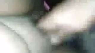 أنبوب شفط في حلقها بينما تأخذ قضيبين