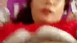فرج آسيوي مشعر يُنكّب بقوة بينما تختنق بقضيب غليظ