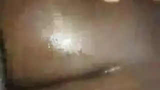 شاب مدهون يمدد ثدييها المنتصبين في فعل إباحي مكثف