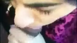 فتاة في بنطلون نيون ضيق تُمارس الجنس بقوة وتصبح مبللة