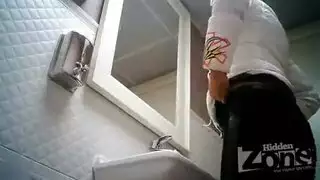 الاخت تقعد علي تبول اخيها في الحمام مترجم