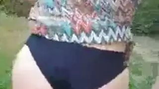 رحلة تخييم تنتهي بقيام السمراء بممارسة الجنس بقوة في كوخ التدليك