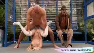 تستخدم كوينز مثليه ألعاب جلدية فاتنة أثناء حفلة