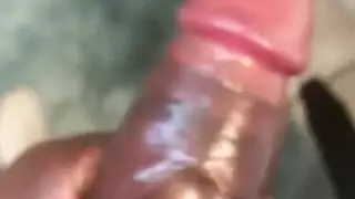 فتاة ياءسة تبول