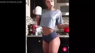 قذف شرجي عميق لسمراء مثيرة
