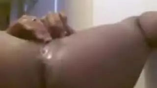 غادة سمراء تظهر مهاراتها على قضيب رجل أبيض ضخم