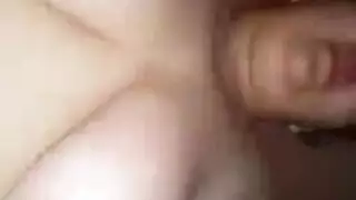 فتاة وقحة تأخذ قضيباً وحشياً بينما ينتظر الأصدقاء ليملأوا فتحاتها