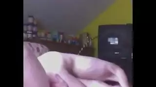 فاتنة نحيلة تتعرض لضرب شرجي قاسٍ