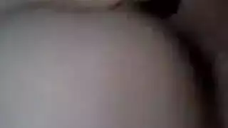 فتاة هواة صغيرة محشوة بهزاز كبير