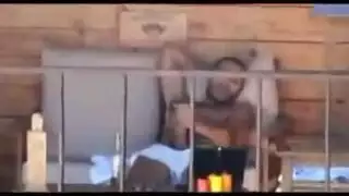 رجل عادي يفوز بمعاملة نجم إباحي