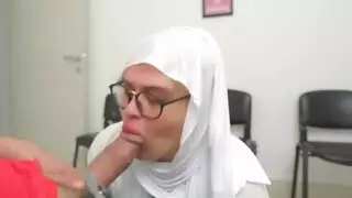 عاهرة عربية تنكح من قبل غريب في مكان محفوف بالمخاطر