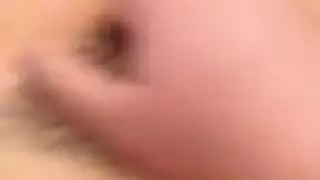 فتاة قصيرة الشعر تتعمق في قضيب شازيا ديفي خلف ظهر صديقها