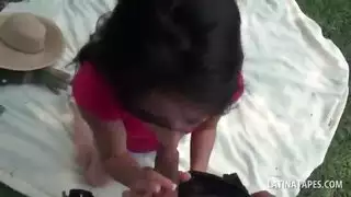 لاتينية ممتلئة تبلع ثم تُملأ