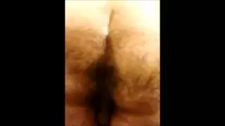 جمال المؤخرة المشعرة يتم ت finger وإثارتها بقوة