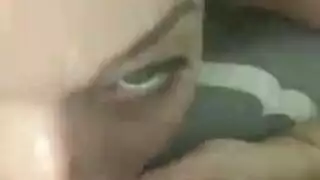 عاملة تنظيف عاهرة تُمارس معها الجنس بقوة في كل فتحة أثناء العمل