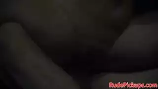 قذف داخلي في مقعد السيارة: مراهقة تمارس الجنس مع رجل مسن