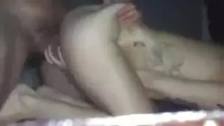 مراهقة ملونة ممتلئة الجسم تمارس فعل xxx بوضعية الكلب على أريكة بيضاء