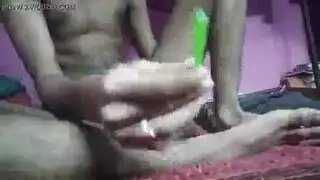 ممرضة تنك بنفسها بواسطة آلات ديلدو