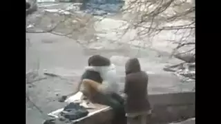 تدخل عليهم أمه