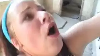الابن يعطف امه الجميله بالقوه