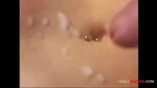 الاب ينيك بنت القحب صغيرة في الحمام