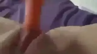 سكسي بنت تحط خيارة في كسها المانيا
