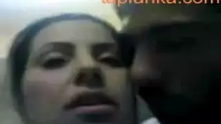 صغيره بحضني على الكتب