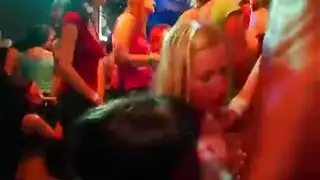 بورن خشن مع فتاة مخمورة تمارس جنساً سيئاً ثم ينزل عليها والداها المثاليان