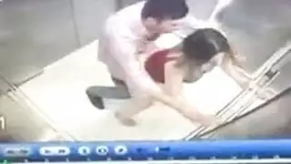 يسخن عيها ويتبول في وجهاينيكها