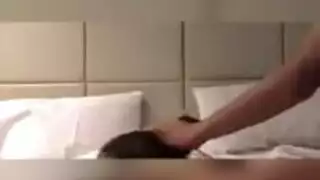 يلتثق بامه وهيا تلعب رياضة