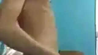 شابان مبللان يتبادلان الجنس الفموي تحت الماء