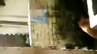 جلسة مص جماعي بخادمات موحدة اللباس مع رجال ضخام