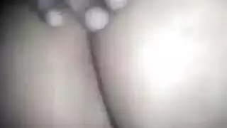 بطحها على ظهرها ورفع قدميها