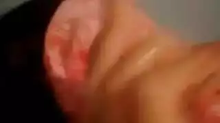 مراهقة مشاغبة تكشف فرجها المحلوق وحلمتيها