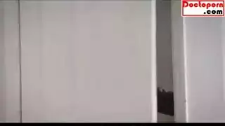 جنس جماعي إباحي: مراهق متحمس وشاب وسيم يتشاركان أمًا شقراء