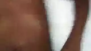 نظارات على، فتاة سمراء تخدم انتصاباً أسود ضخماً