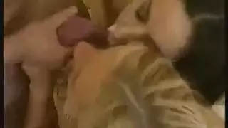 الطفلة الصغيرة تأخذ قذف والدها عميقاً