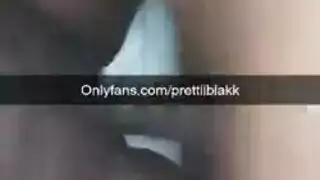 يوم شاطئي منفرد: فتاة إبوني ساخنة تلمس نفسها حتى النشوة