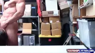 بعد العرض: فتيات وقحات تختم الصفقة بالسائل المنوي