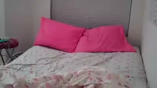مراهقة مشاغبة تمارس الجنس مع رجل ناضج وهو يلعب ألعاب الفيديو طوال اليوم