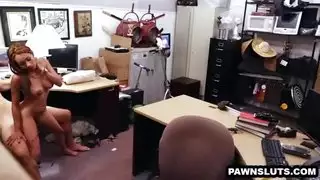 هي تحب فرك وتدليك قضيبي المتصلب
