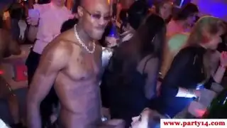 جلسة مص عميقة مع مداعبة إضافية للبظر