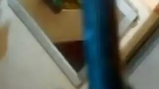 المشاغب ملفوف في سن المراهقة كل وحده في الغابة