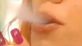 شيميل شقراء تدخن قبل أن تبتلع السائل المنوي